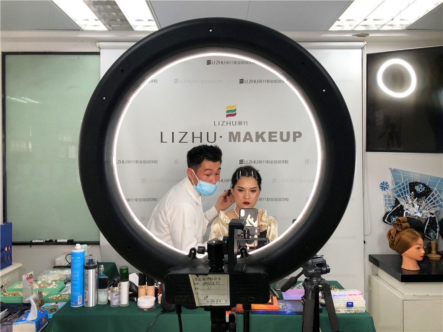 麗竹化妝課程抖音直播教學，大獲歡迎