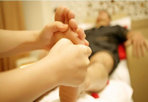 怎么進(jìn)行足底按摩？南寧美容學(xué)校送教程