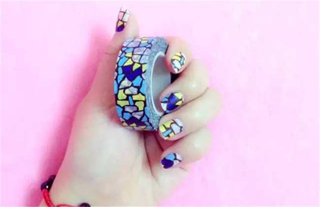 南寧美甲學(xué)校：透明膠帶美甲教程