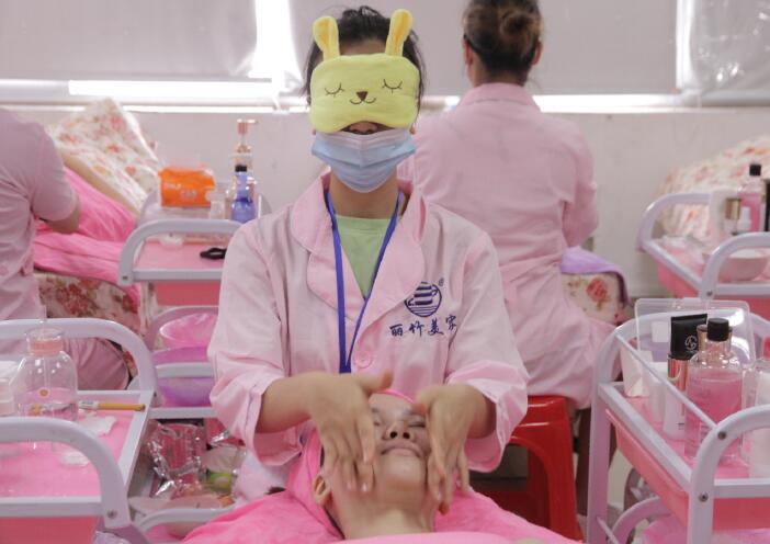 南寧美容學校：這是不是你想象中的美容師？