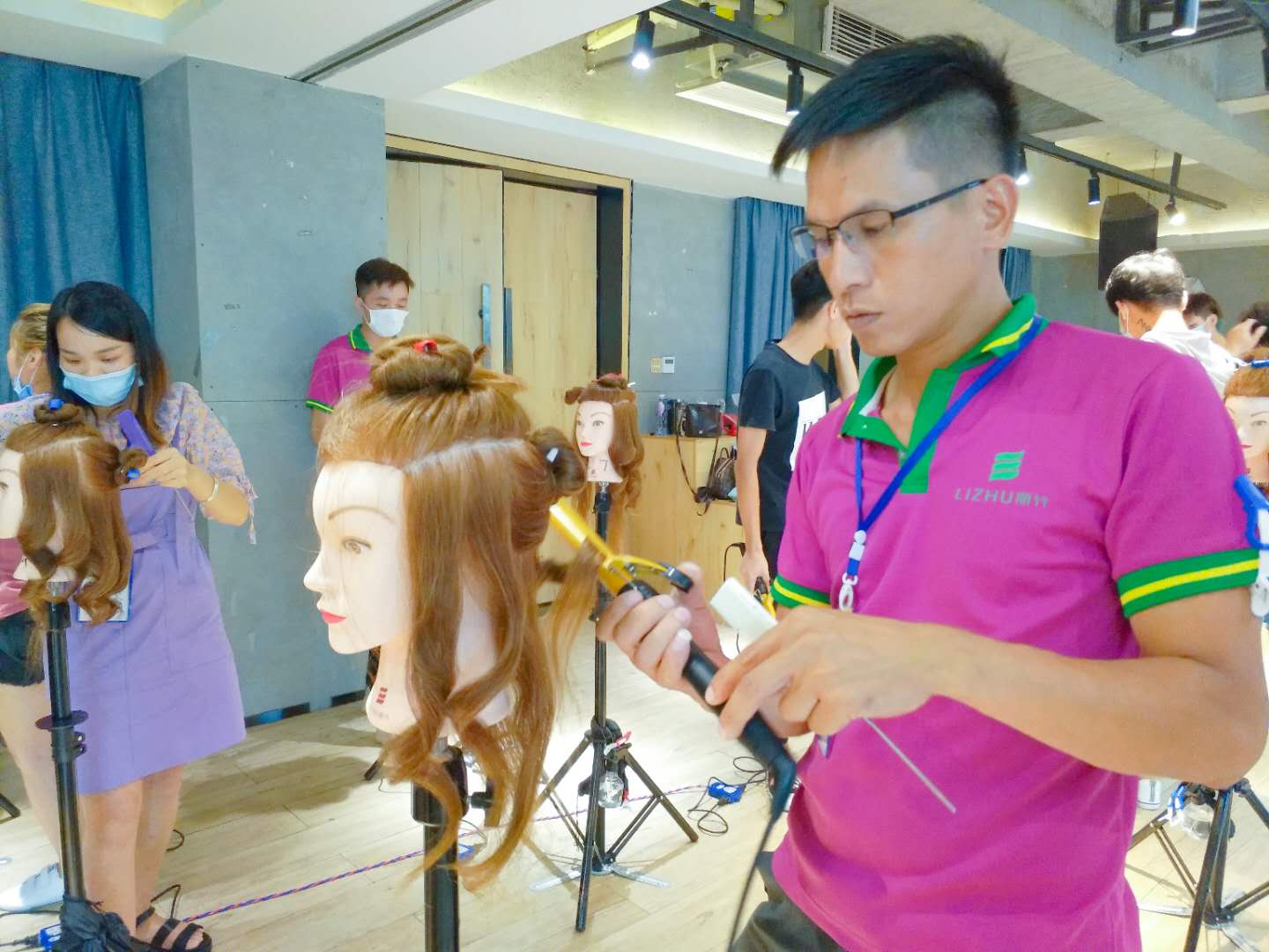 南寧美發(fā)學(xué)校：電棒造型？小菜一碟