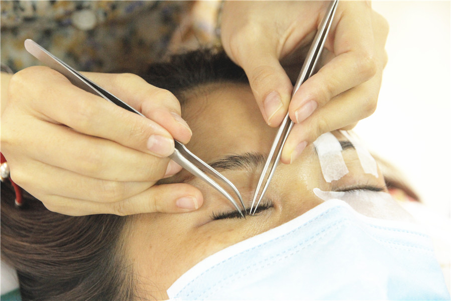 南寧美睫學(xué)校：睫毛彎彎，眼睛眨啊眨