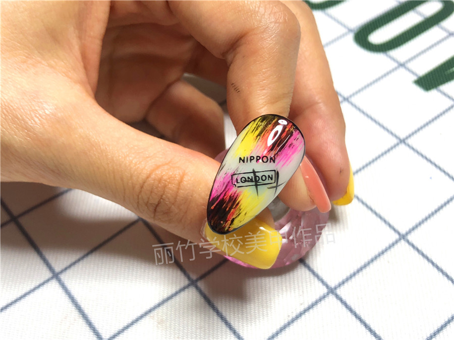 20200422 藝術(shù)涂鴉風美甲.jpg