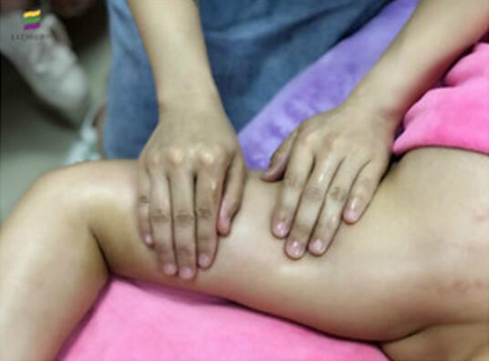 淋巴排毒的手法演練，南寧美容培訓(xùn)學(xué)校課堂實況