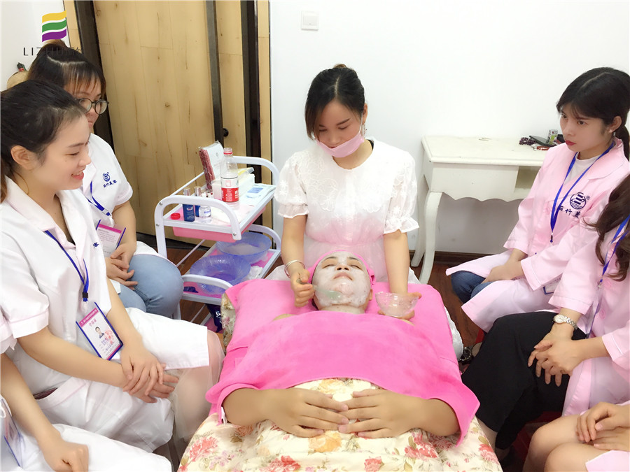 南寧美容學堂：敷膜，女人變美必修課程