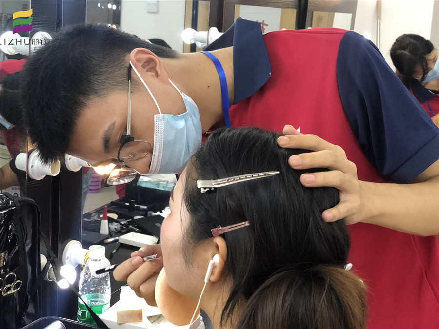 南寧化妝課堂：男性化妝師的溫柔