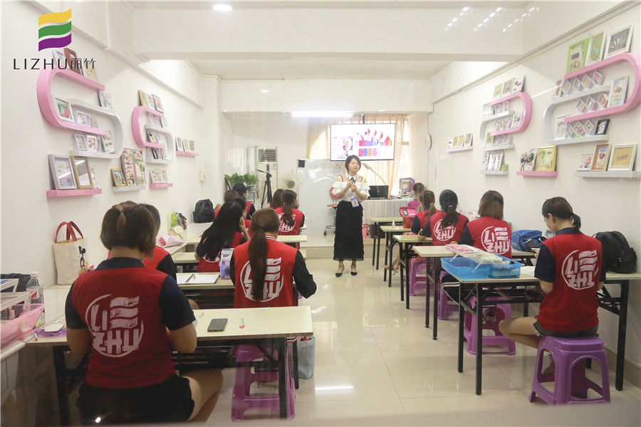 南寧美甲學(xué)校：美甲人的打磨時(shí)光