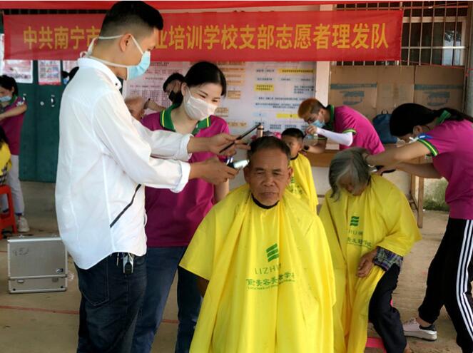 你笑起來真好看，像春天的花一樣