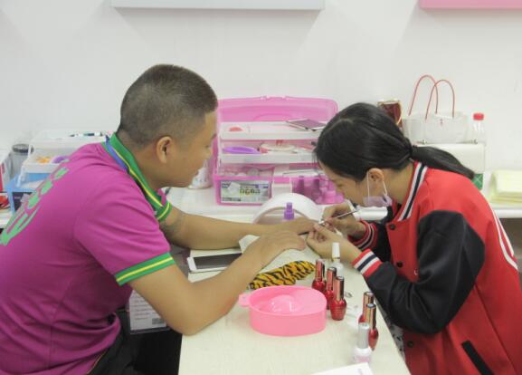 廣西美甲學(xué)校：美甲師的基本功