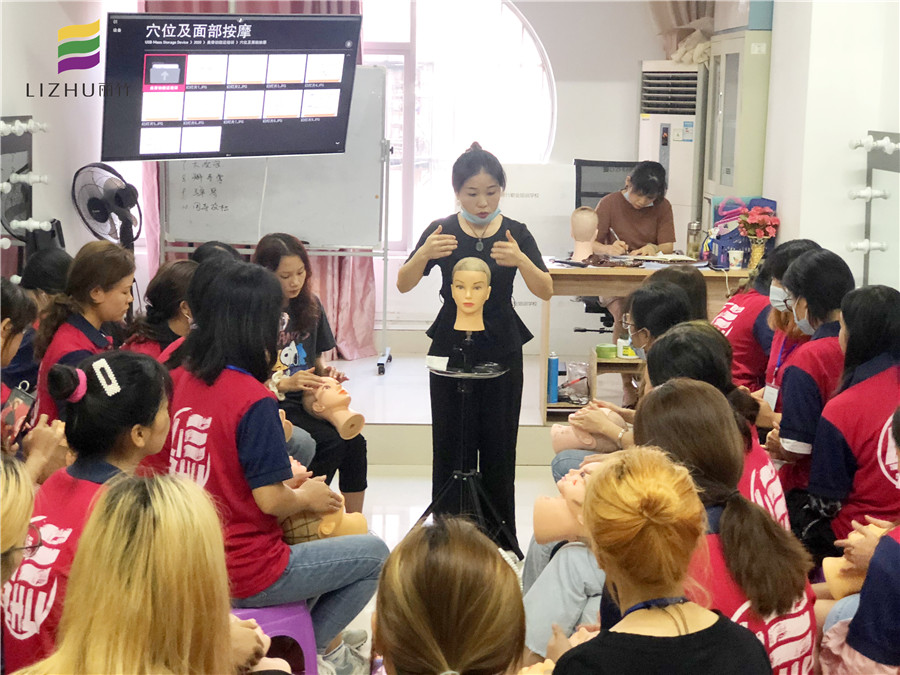 廣西美容學(xué)校：穴位及面部按摩學(xué)習(xí)