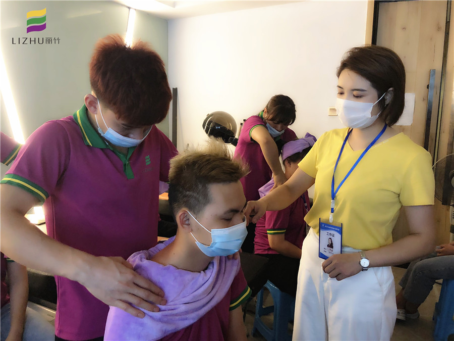 廣西美發(fā)學(xué)校：洗護(hù)班里肩頸按摩