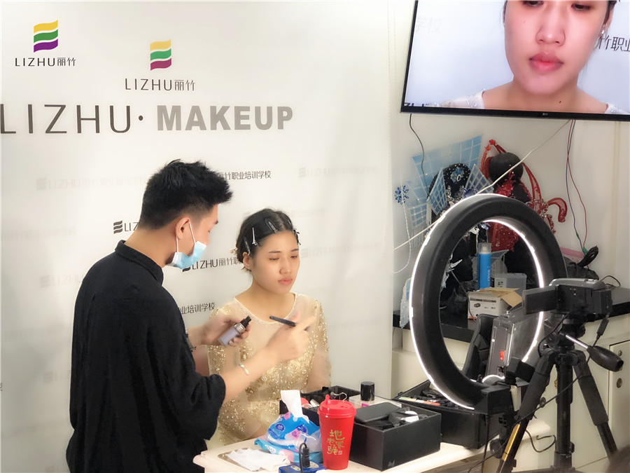 廣西彩妝學(xué)校：快看！畫(huà)真人了！