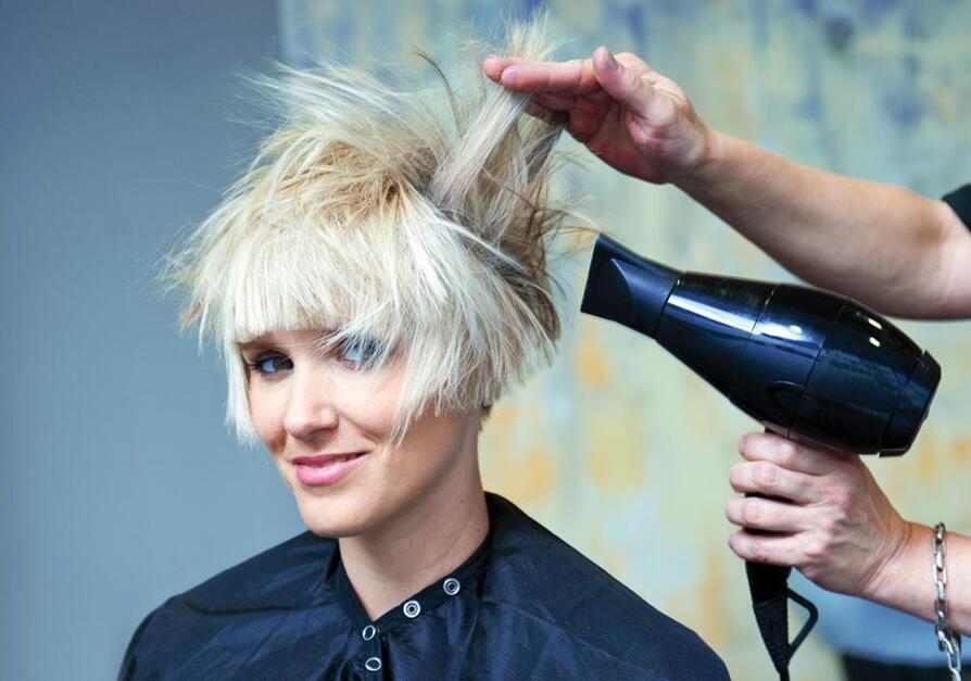 廣西美發(fā)學(xué)校：發(fā)吹風造型技巧