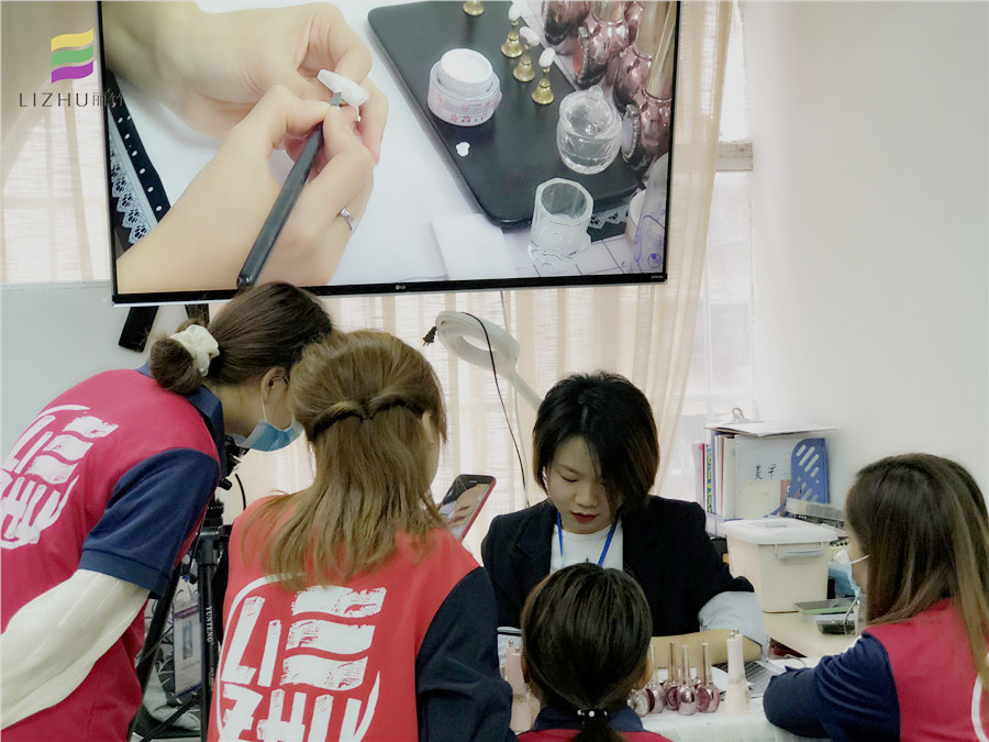 美甲課堂：甲片上畫(huà)畫(huà)的“baby”