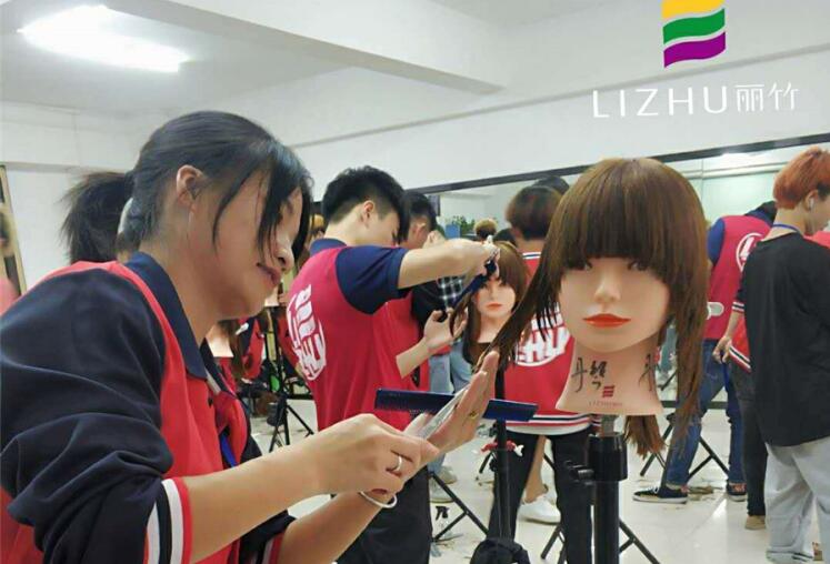 南寧美發(fā)學校：零基礎也能學美發(fā)