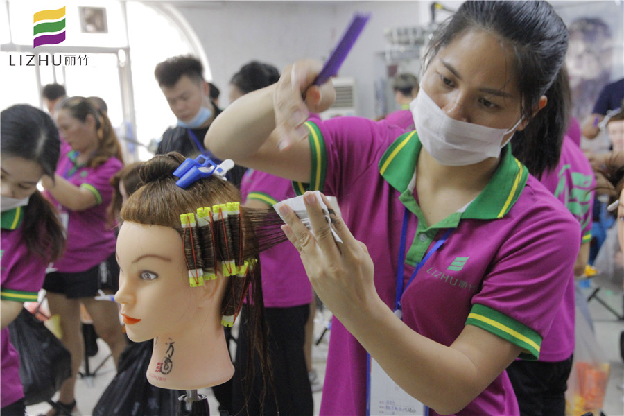 南寧美發(fā)學校：上發(fā)杠，你會了嗎