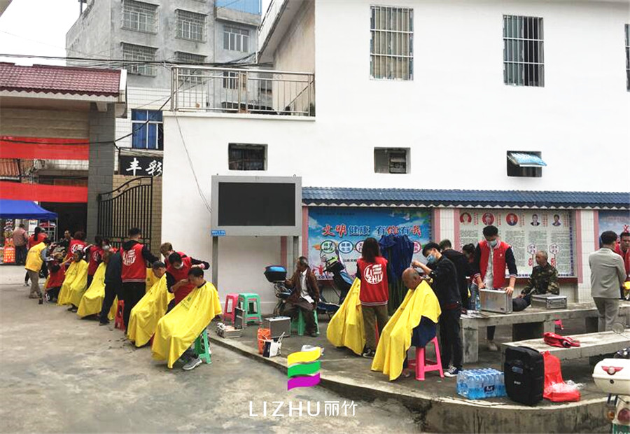 美發(fā)學(xué)校實踐：學(xué)習(xí)雷鋒，好榜樣