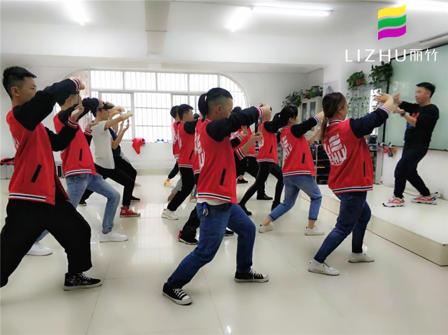 發(fā)型修剪的標準站姿及手勢訓練