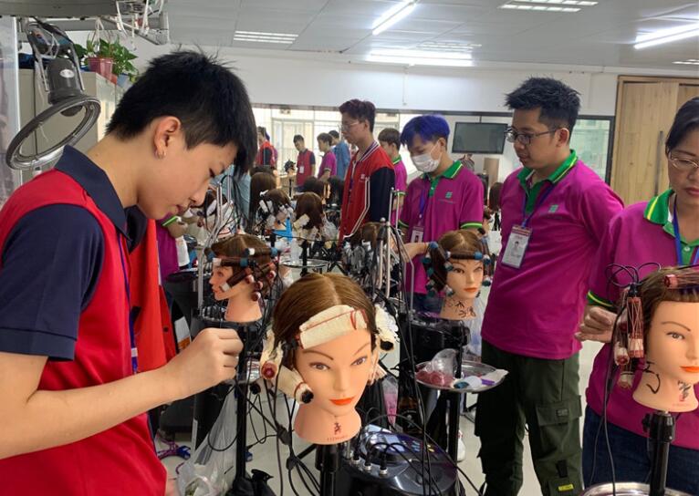 美發(fā)學?；ㄐ酰航K于可以上手熱燙