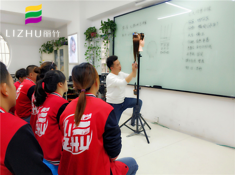 南寧美發(fā)培訓(xùn)：水平線修剪步驟