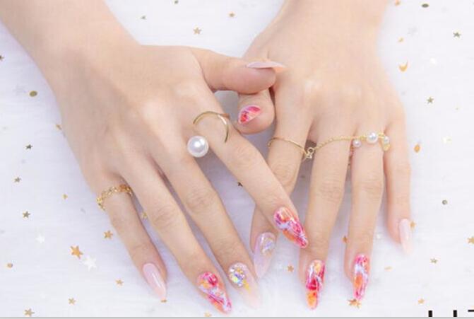 彩繪暈染美甲，南寧正規(guī)美甲培訓(xùn)學(xué)校作品