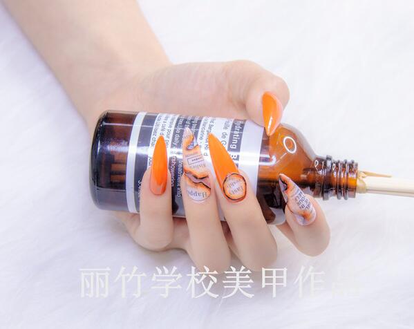 那些適合新年的美甲作品（一）