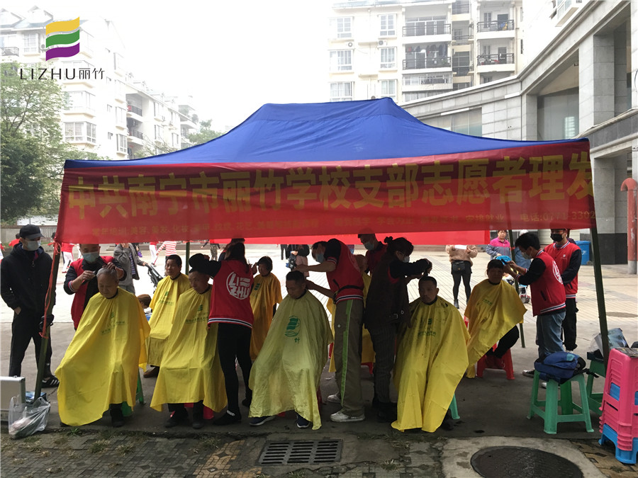 南寧美發(fā)學(xué)?！睂W(xué)雷鋒”活動為社區(qū)免費理發(fā)