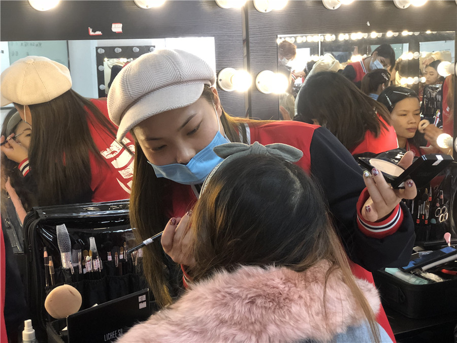 如何成為化妝師？南寧專業(yè)彩妝化妝學(xué)校告訴你