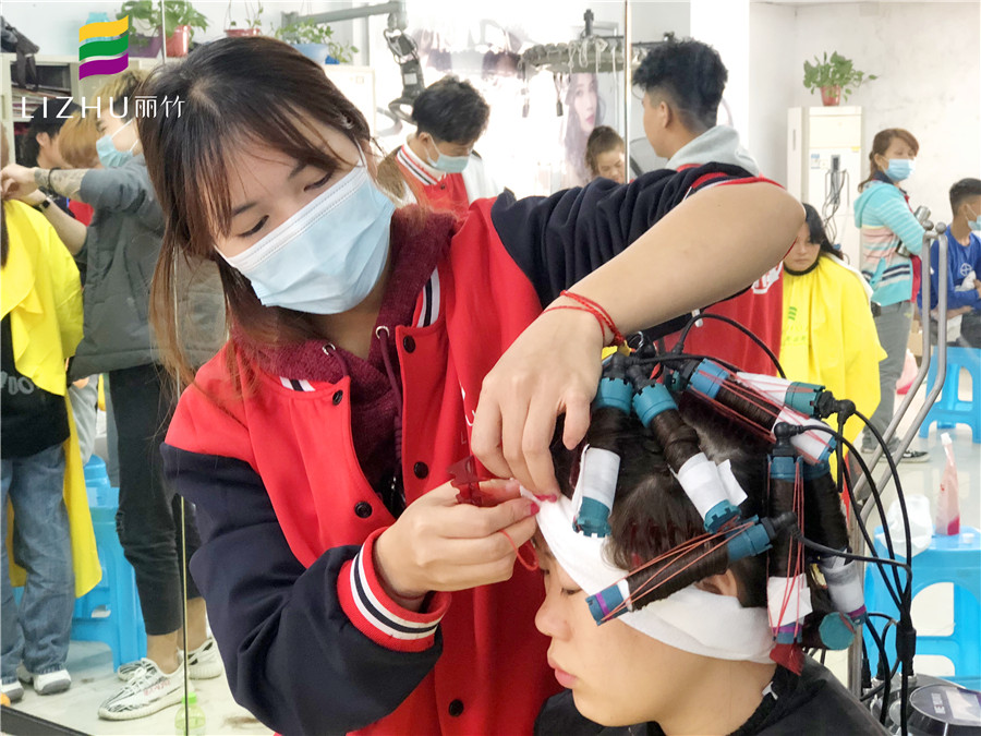 廣西南寧正規(guī)美發(fā)培訓(xùn)：初學(xué)者燙染實操練習(xí)