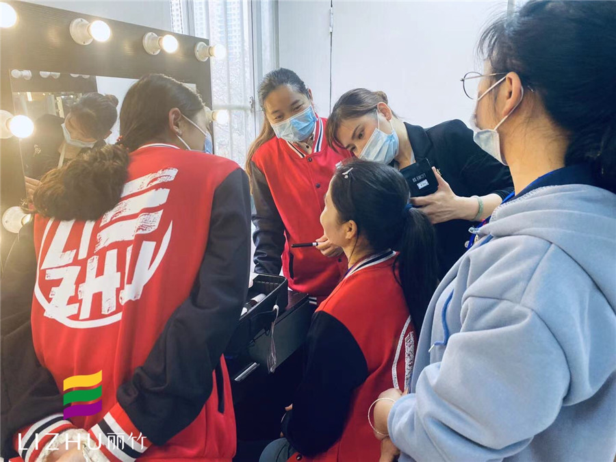 手把手教學(xué)，展現(xiàn)南寧化妝學(xué)校的魅力