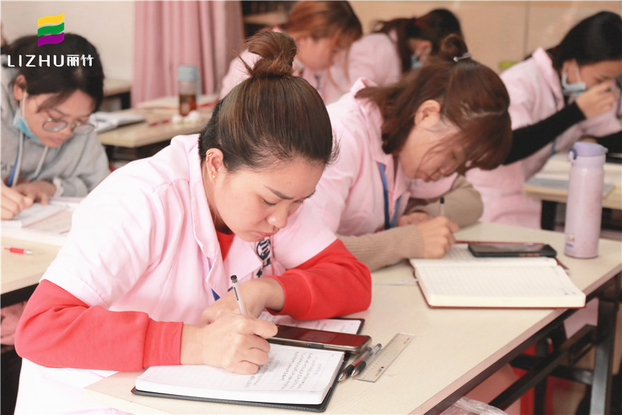 美容師學(xué)理論知識(shí)的重要性，讓南寧美容培訓(xùn)班告訴你