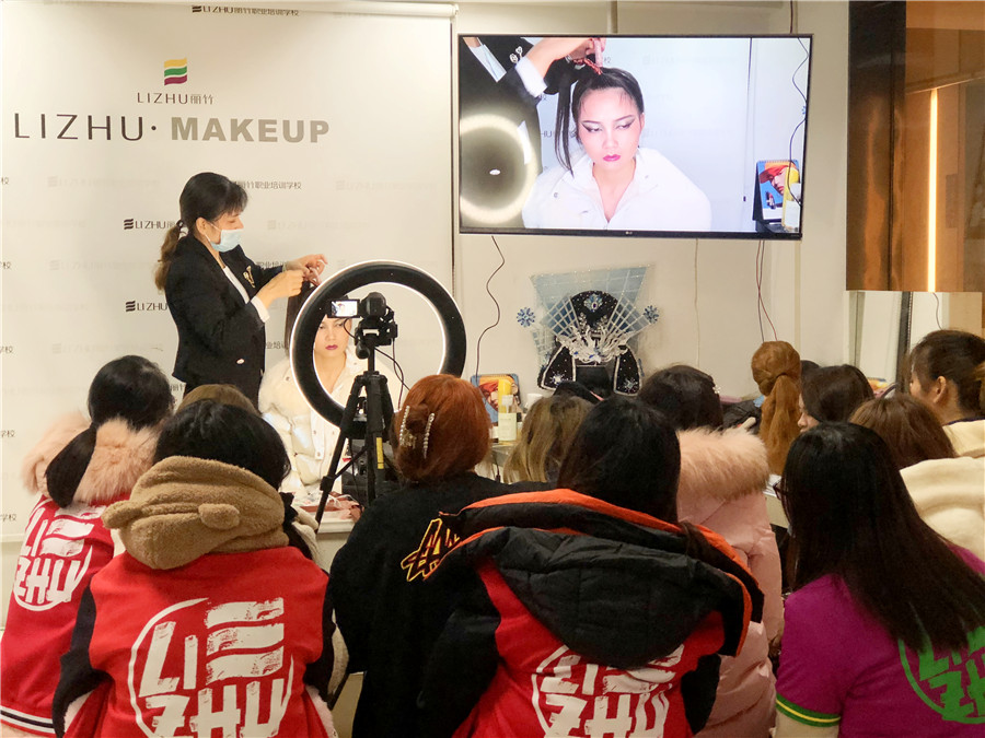 廣西技術(shù)強(qiáng)的化妝學(xué)校課堂彩妝作品欣賞