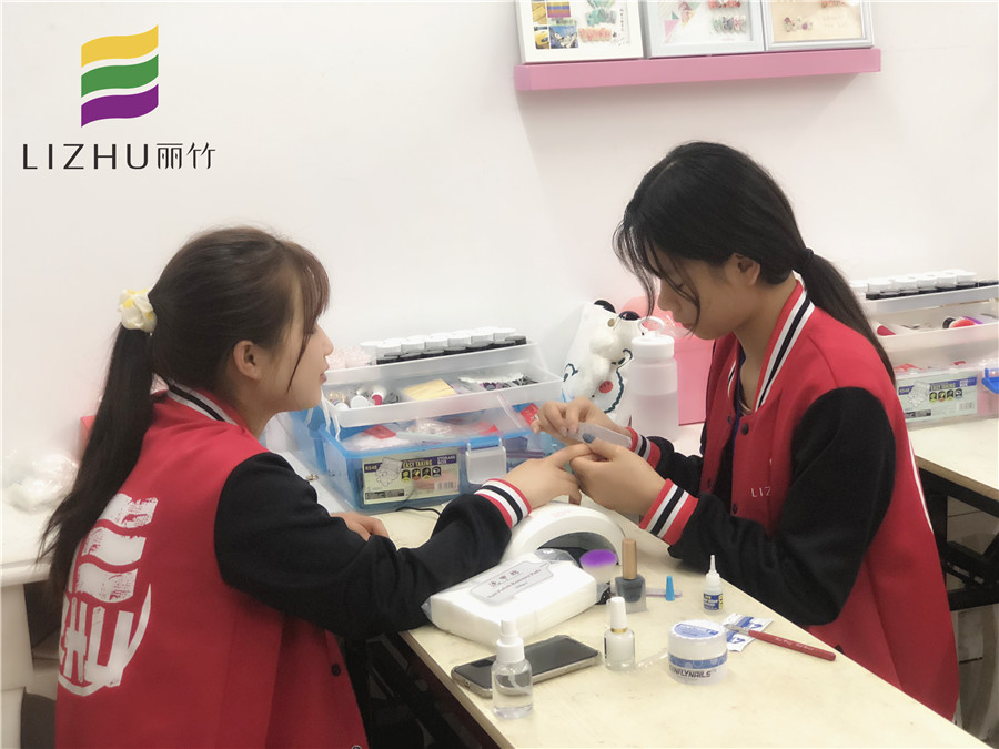 看了這份甲教程，會知道南寧美甲學(xué)校哪家好