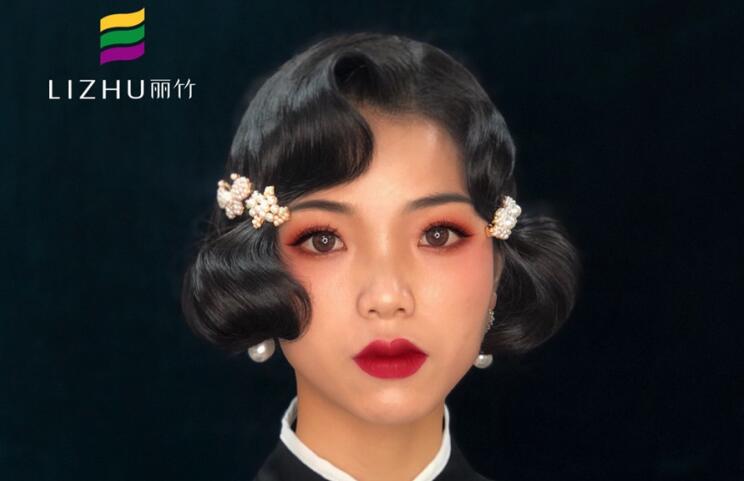 民國旗袍妝容，顯示南寧專業(yè)化妝學(xué)校實力