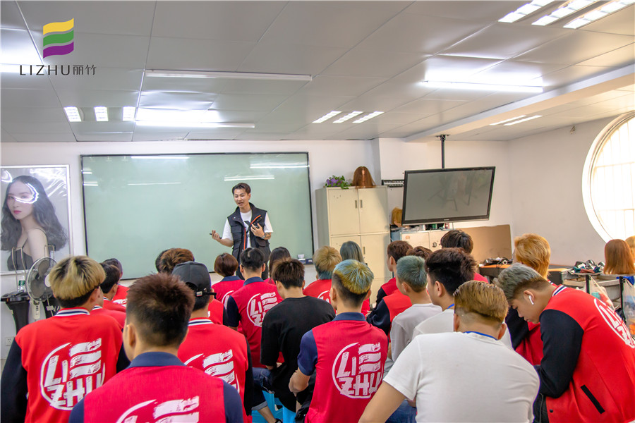 南寧學(xué)美發(fā)好就業(yè)嗎？來麗竹學(xué)?？纯淳椭懒?>
								
								<span id=