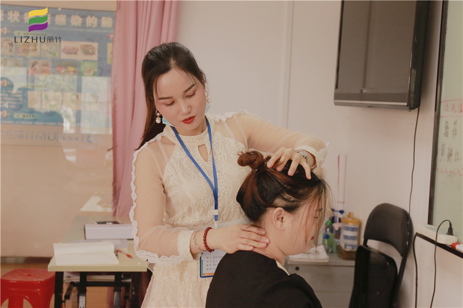 南寧美容學校肩部按摩手法教程分享