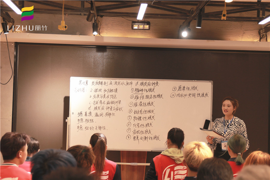 直擊美發(fā)課堂，感受廣西好的美發(fā)學(xué)校氛圍