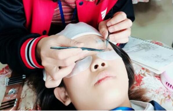 南寧美睫學(xué)校教你正確接睫毛教程