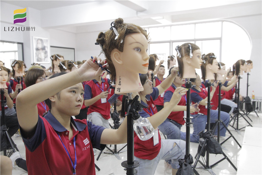 美發(fā)師必會(huì)剪發(fā)姿勢(shì)，南寧專業(yè)美發(fā)學(xué)校來(lái)教你