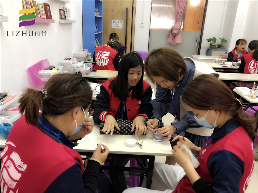 粘貼甲片，廣西美甲培訓(xùn)課程必學(xué)內(nèi)容