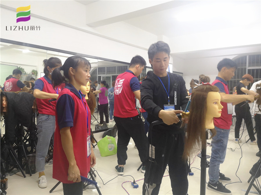 初學(xué)者電棒使用技巧，南寧美發(fā)學(xué)校老師手把手教你