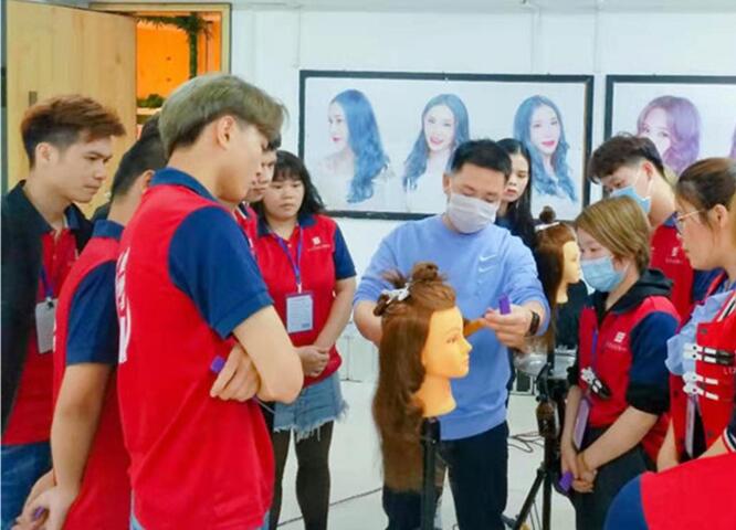 廣西美發(fā)學(xué)校時(shí)尚電棒造型班開課，學(xué)員爆滿