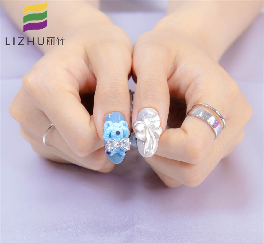 可愛卡通雕花美甲，精湛技法展示廣西美甲學(xué)校哪家技術(shù)好