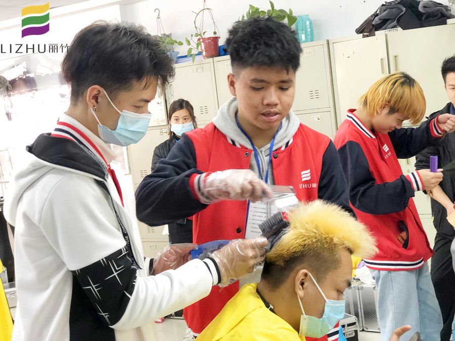 來南寧美發(fā)培訓(xùn)班，學(xué)專業(yè)染發(fā)技術(shù)