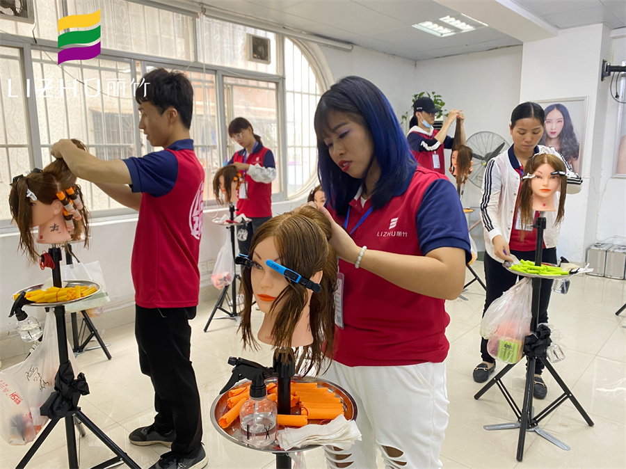 南寧學(xué)美發(fā)哪里的學(xué)費(fèi)便宜？南寧美發(fā)學(xué)校哪里比較專業(yè)？