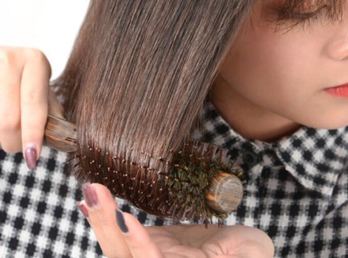 如何快速清理卷發(fā)梳上的頭發(fā)？廣西美發(fā)培訓(xùn)班教你