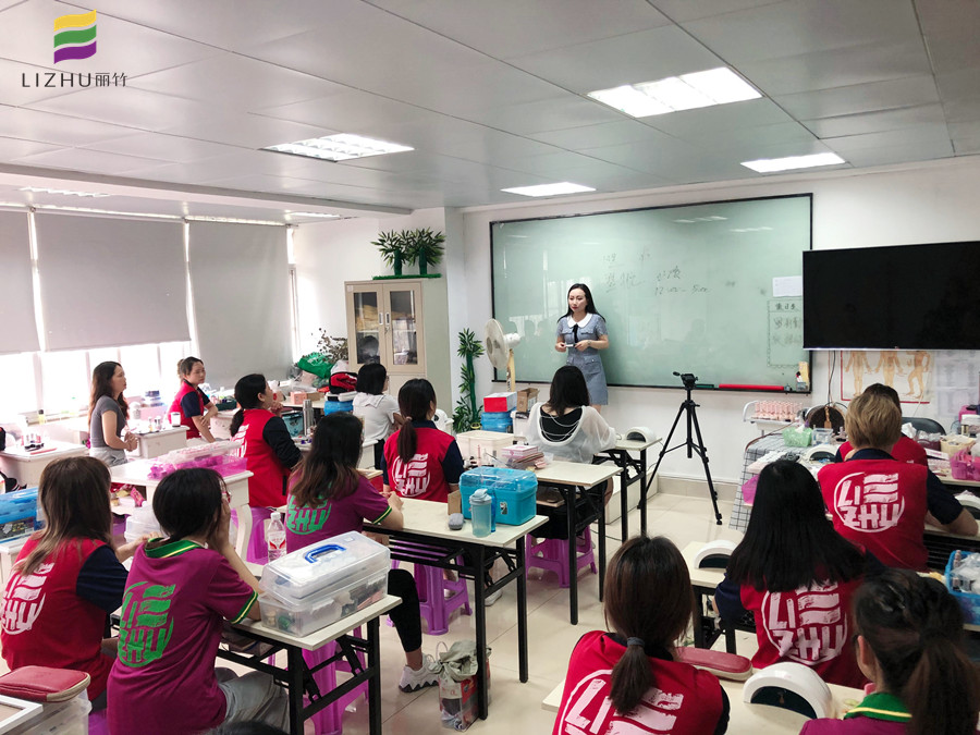 南寧學(xué)美甲好就業(yè)嗎？看看我們翌航美甲店就業(yè)專場吧