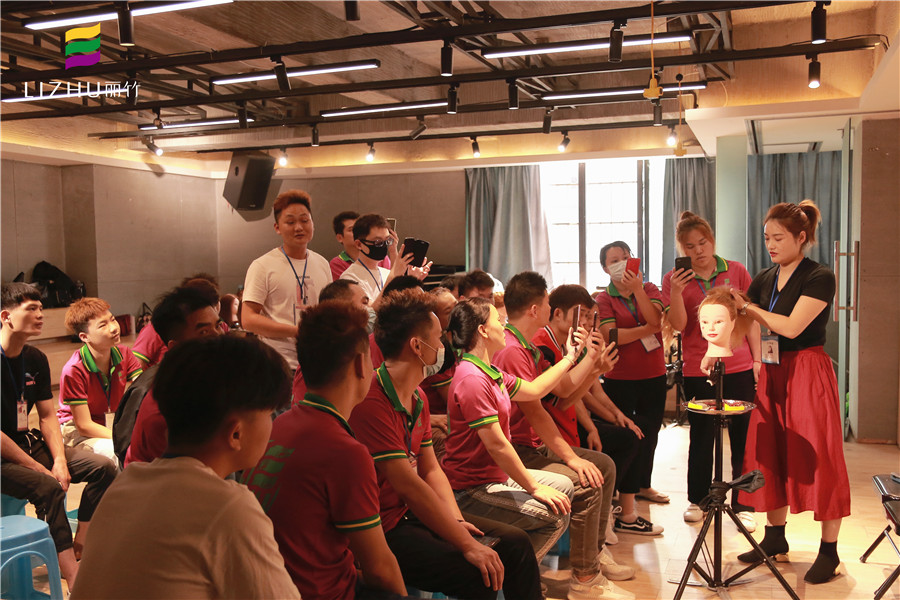 提問(wèn)：南寧專(zhuān)業(yè)美發(fā)培訓(xùn)學(xué)什么？