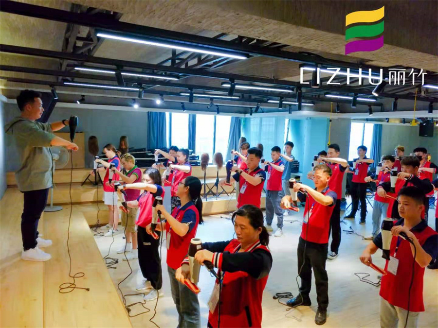 美發(fā)吹風(fēng)造型教程，廣西師資強的美發(fā)學(xué)校找到了