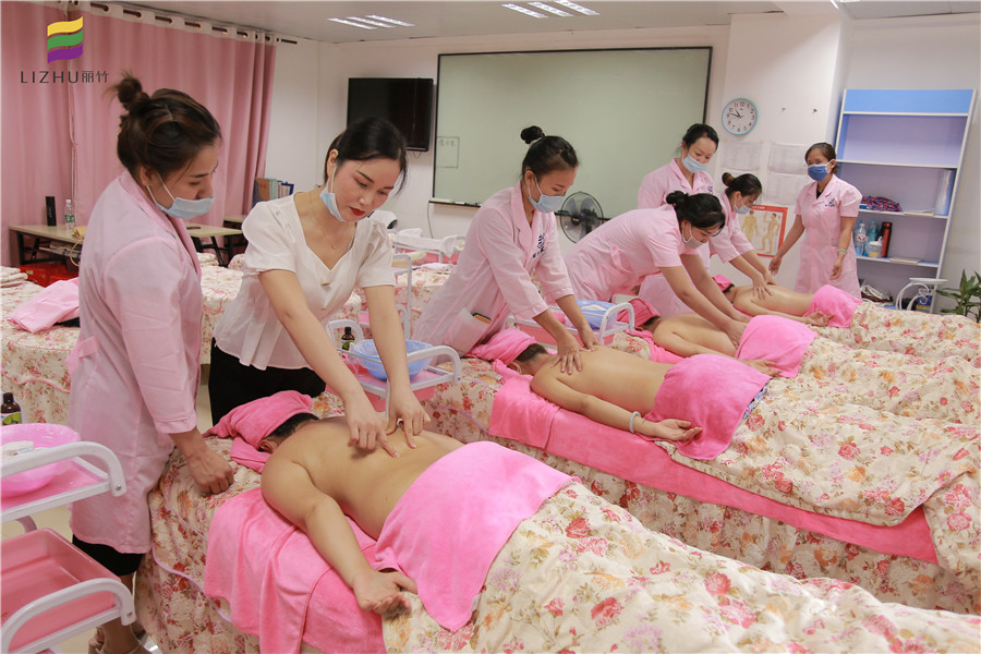 廣西正規(guī)美容學校課堂：背部按摩要點